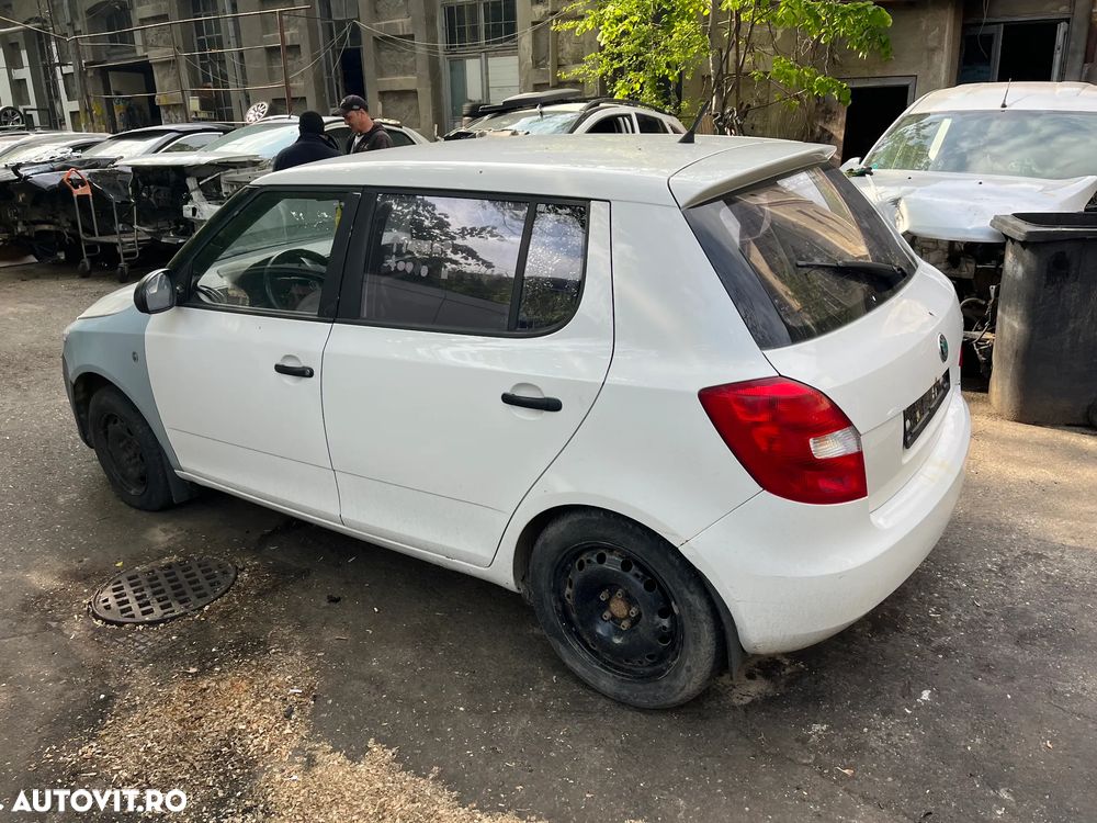Dezmembrez Skoda Fabia 2 facelift 2012 alb 1,2 benzina - 9