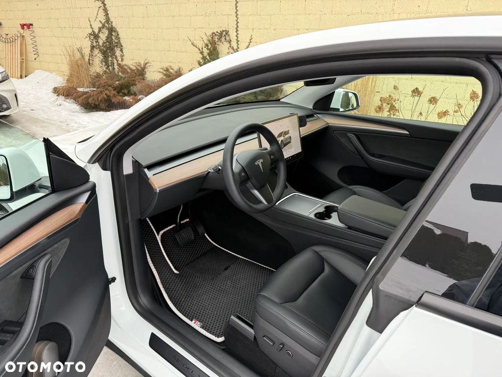 Tesla Y Performance AWD - 17