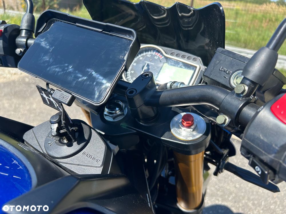 Suzuki GSR - 8