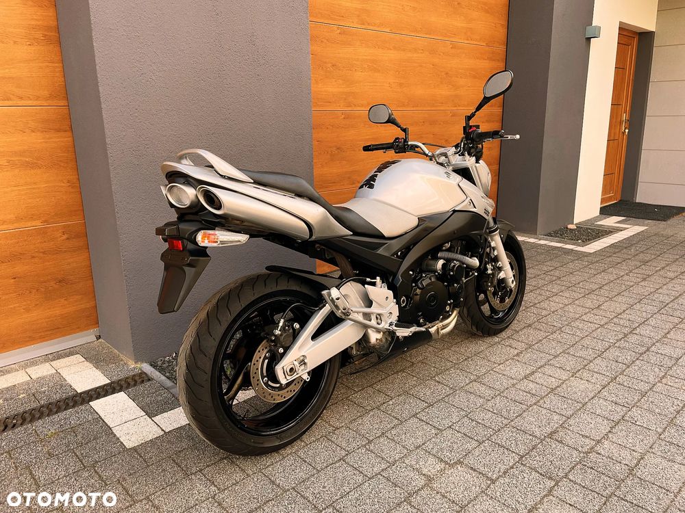 Suzuki GSR - 3