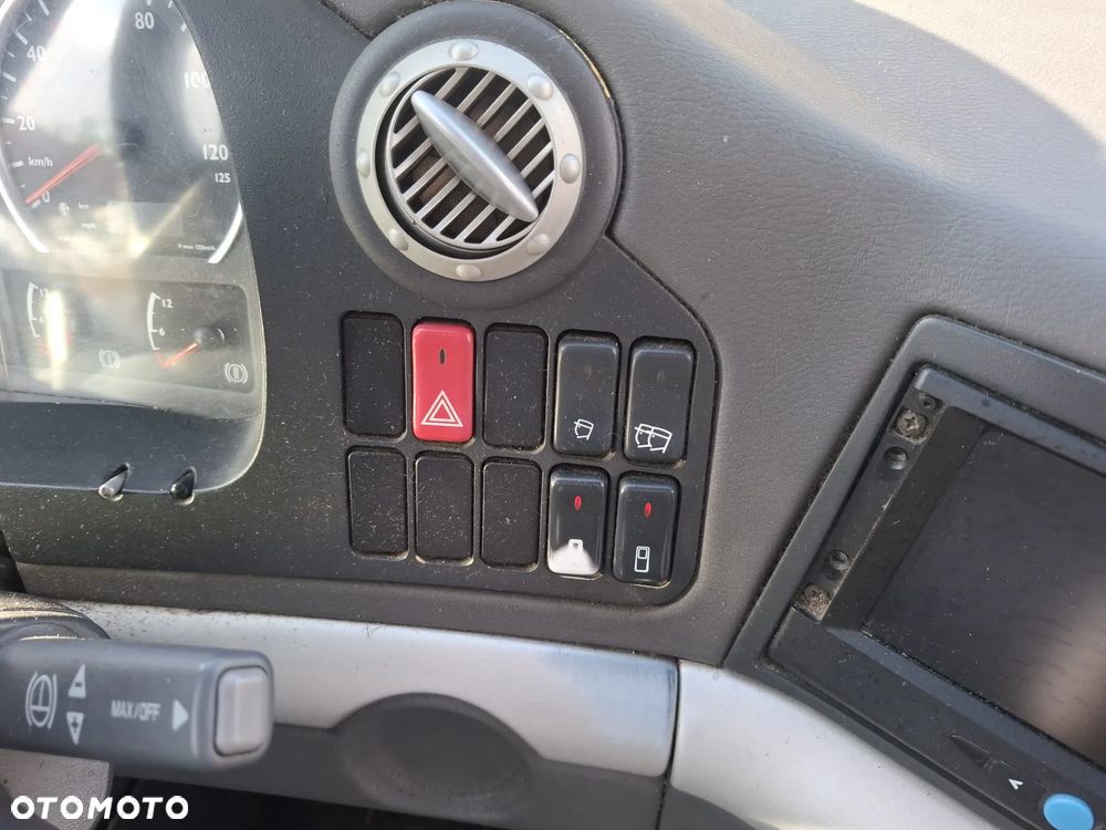 MAN LION'S COACH - 28