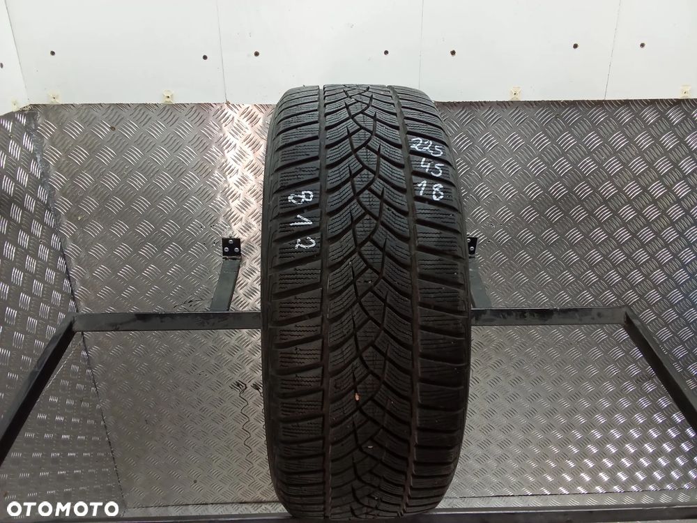 1x Goodyear UltraGrip Performance GEN1 225/45/18 95V nr.812 - 1