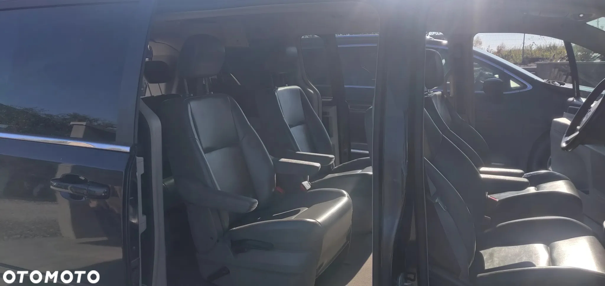 Volkswagen Routan - 11