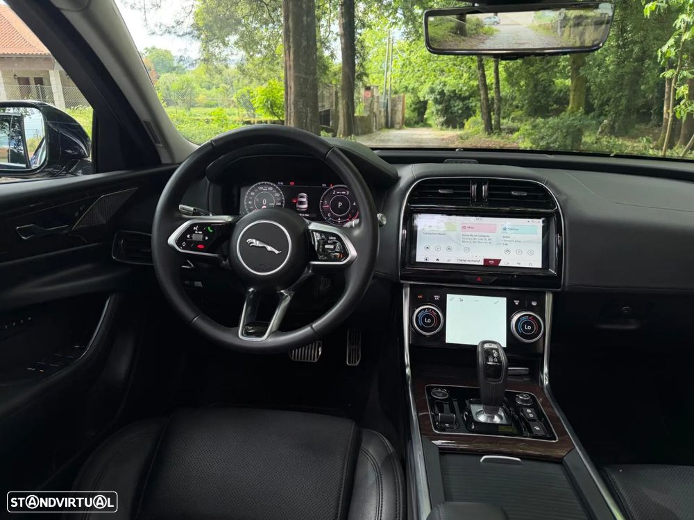 Jaguar XE 2.0 D R-Dynamic S - 13