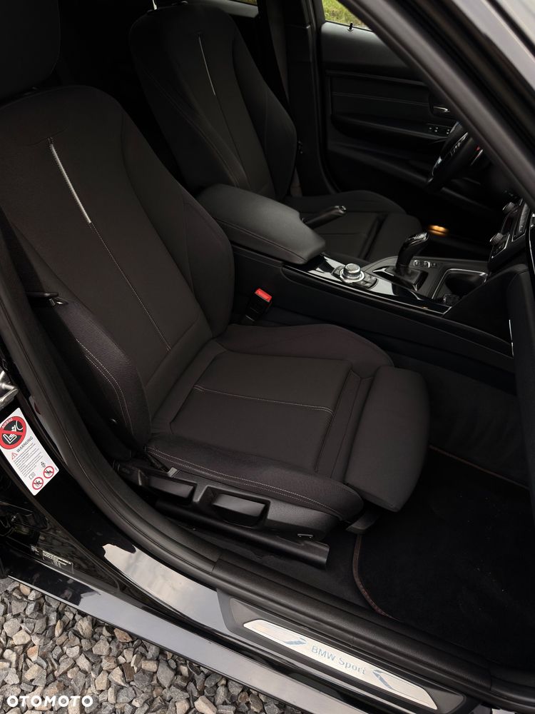 BMW Seria 3 330d xDrive Sport Line EU6 - 27