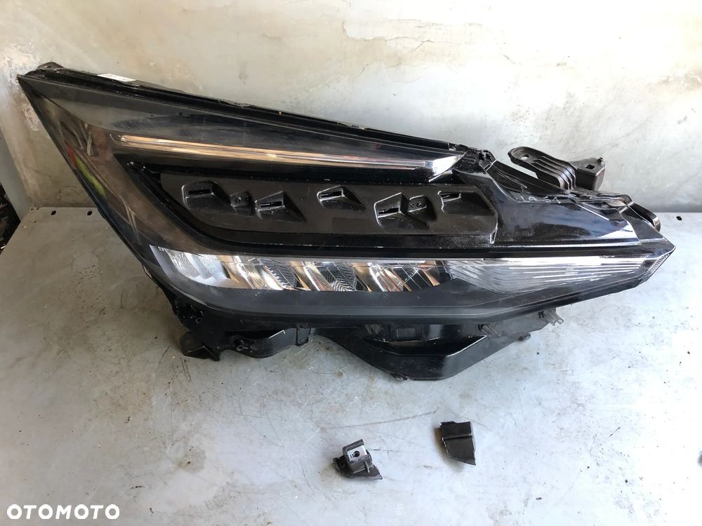 LA-51 . Lampa Prawy Przód 81110 f4220-00 Toyota CHR II 2025R FULL LED Uszkodzona - Gwarancja Wysyłka