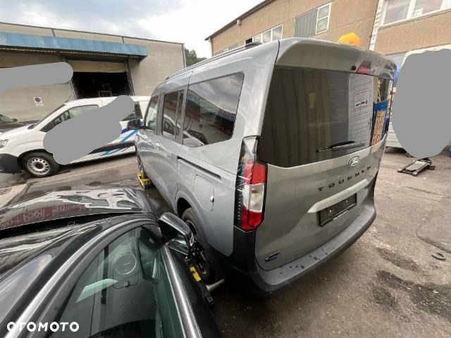 Ford E-Tourneo Courier 54 kWh TITANIUM - 6
