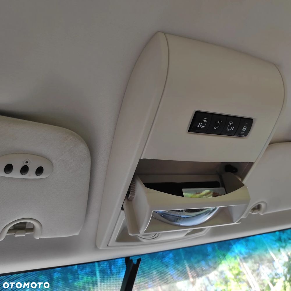 Volkswagen Routan - 16