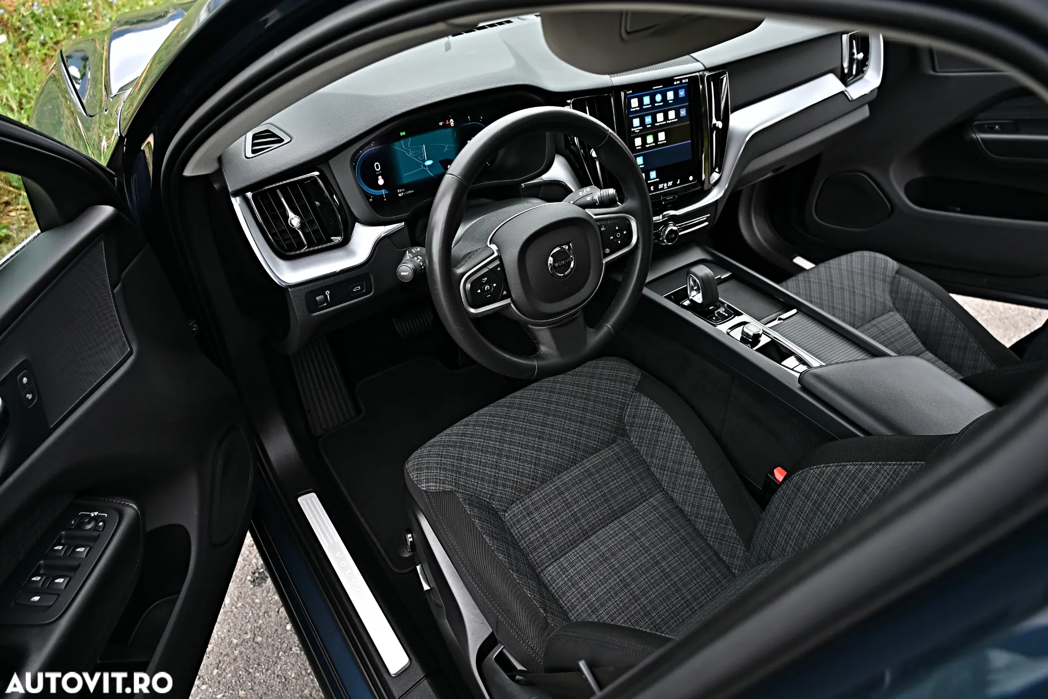Volvo XC 60 B4 D AWD Geartronic Momentum Pro - 2