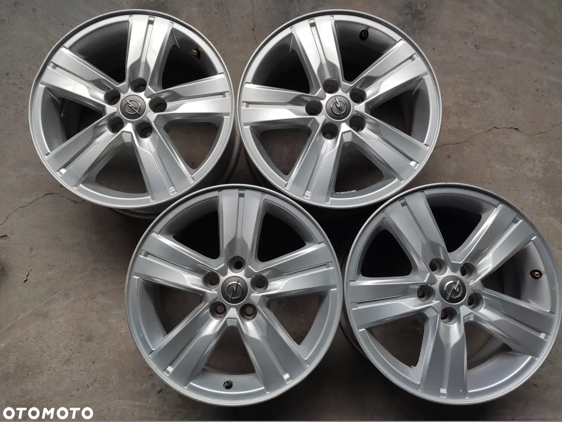 4szt. Felgi aluminiowe Opel Astra IV V I J Mokka  5X105.--.1500zl.. ..Oryginalne. - 4