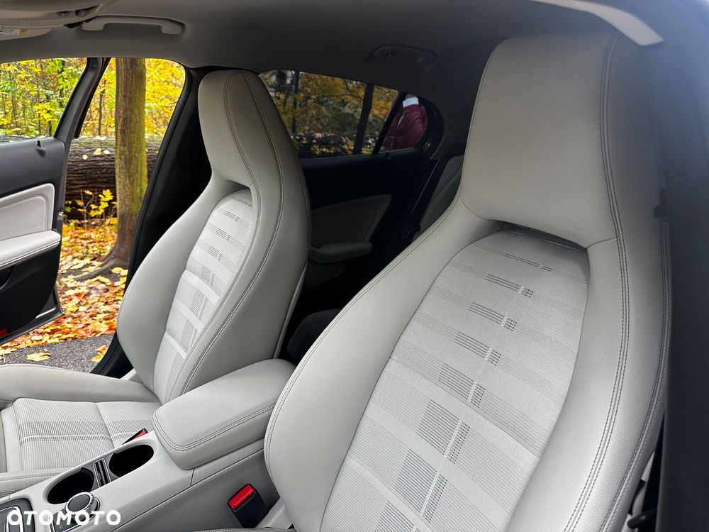 Mercedes-Benz GLA 180 7G-DCT - 15