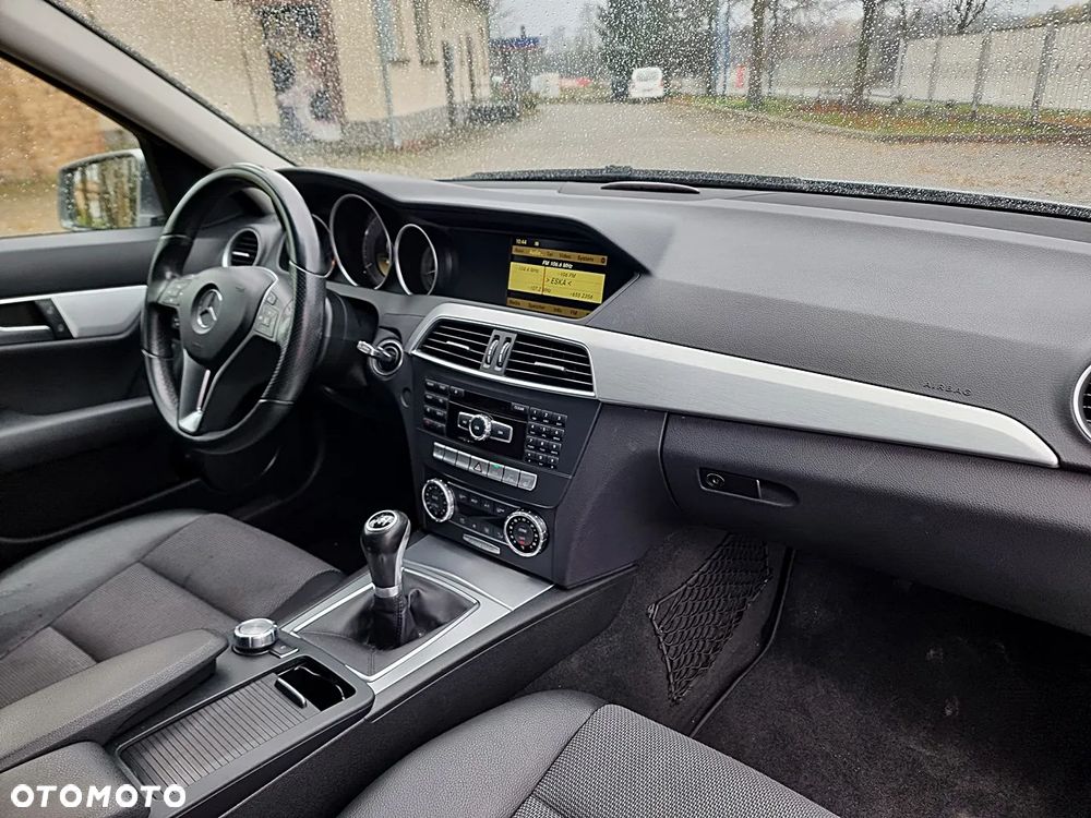 Mercedes-Benz Klasa C 180 CGI BlueEFFICIENCY Avantgarde - 18