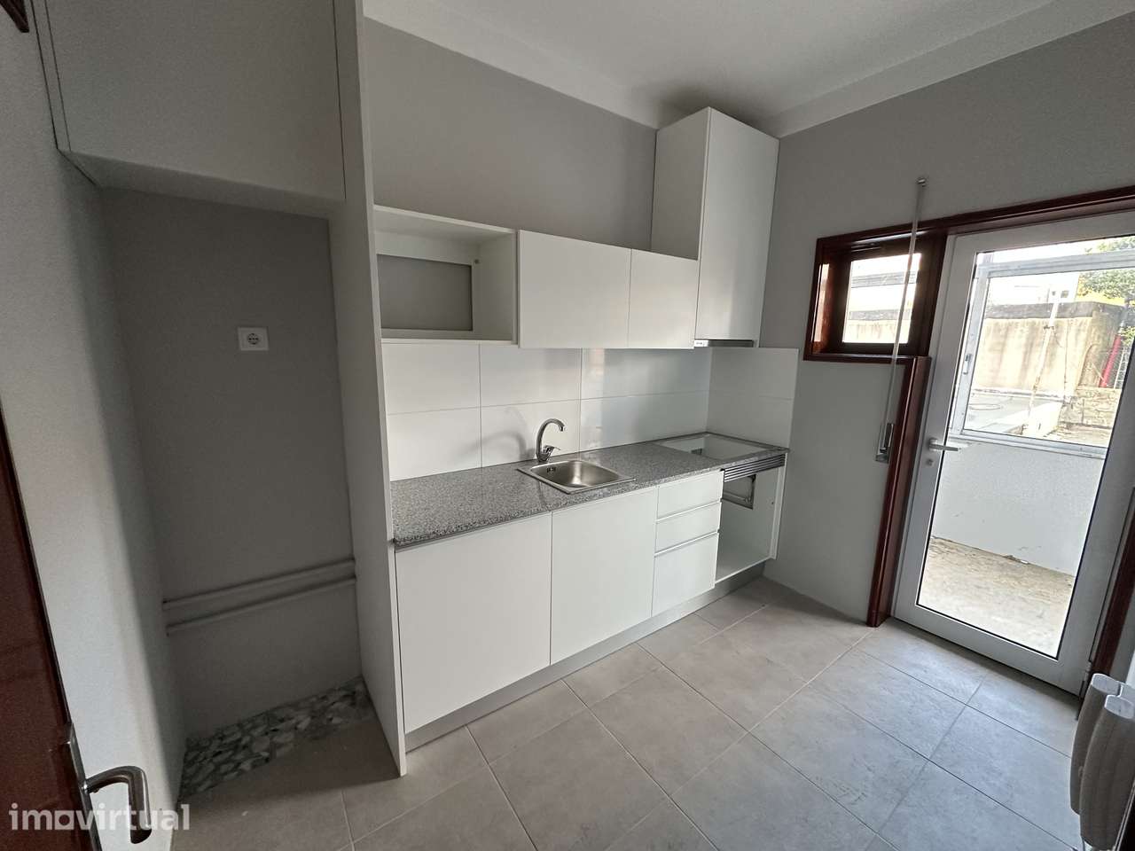 Apartamento T2+1 renovado, com garagem, em boa localização - Grande imagem: 3/20