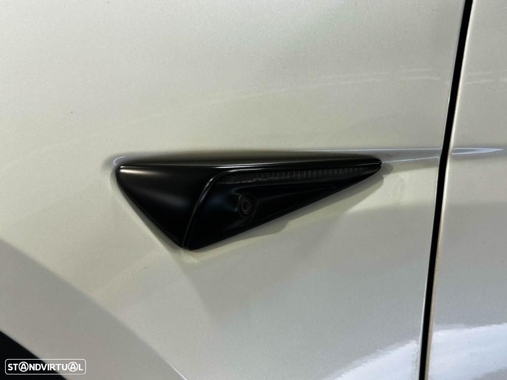 Tesla Model Y Long Range Dual Motor AWD - 16
