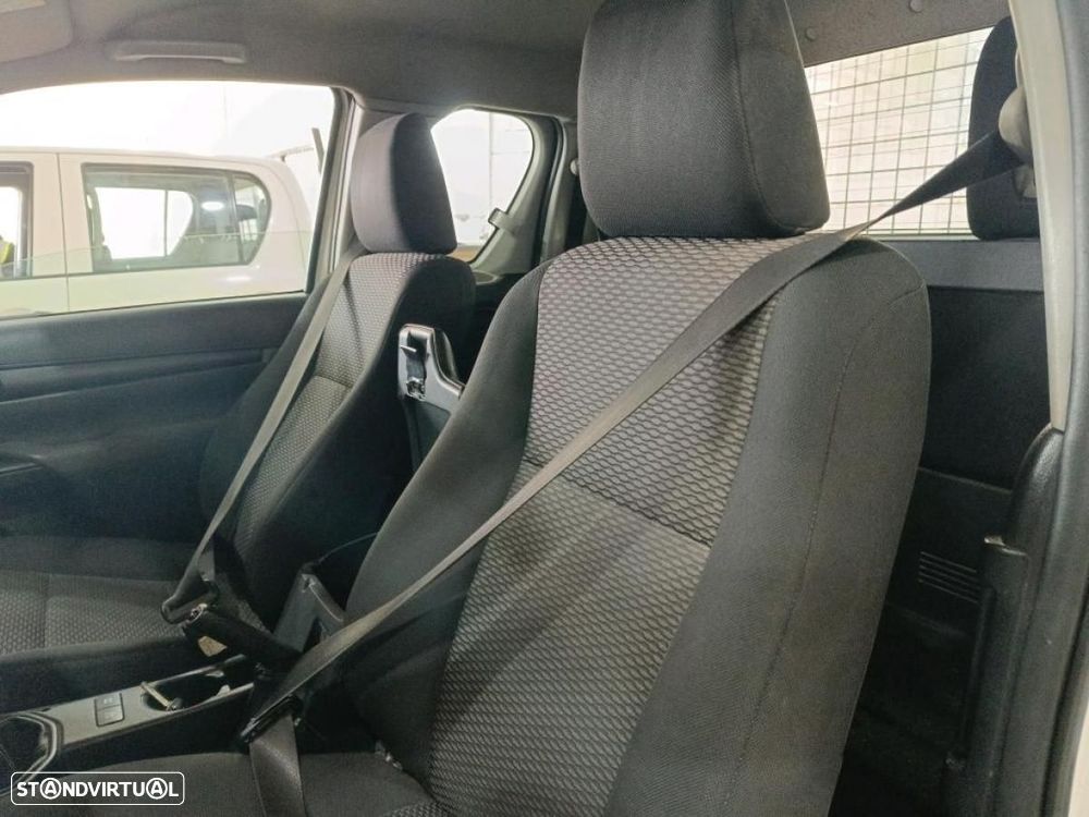 Toyota Hilux 2.4 D-4D 4WD CE 3L c/iva - 4
