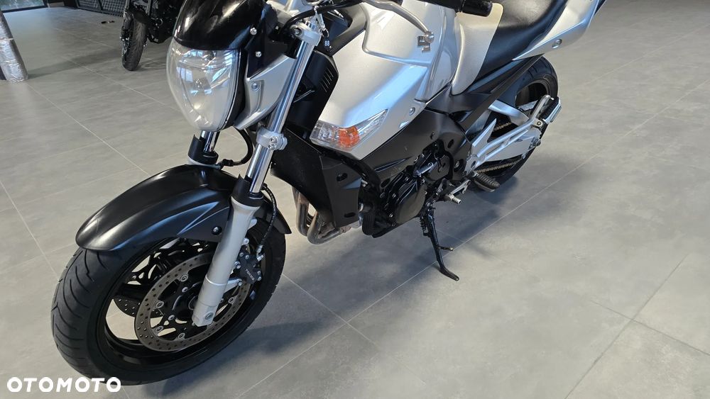 Suzuki GSR - 4