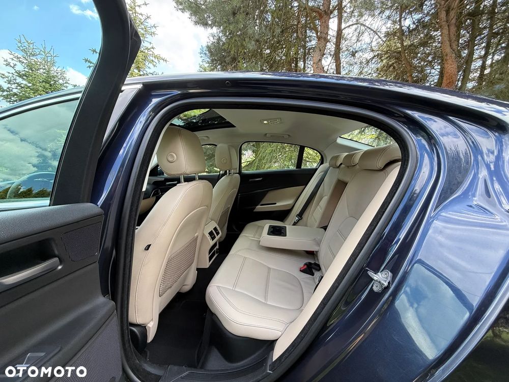 Jaguar XE 20d Prestige - 24