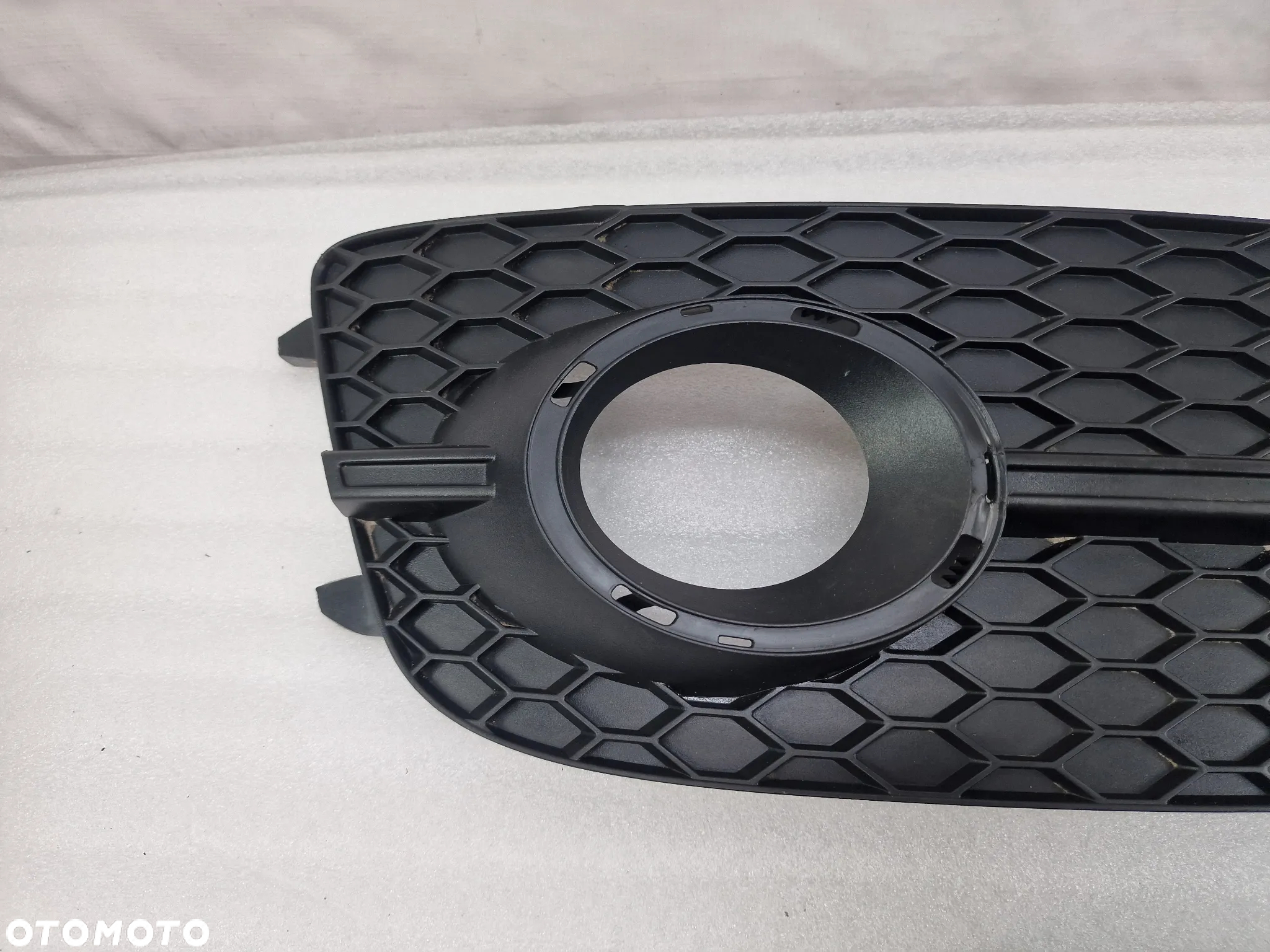 AUDI Q3 8U0 LIFT S-LINE 14- PRAWA KRATKA BOCZNA ZDERZAKA PRZEDNIEGO PRZÓD , NR 8U0807682D , NR AUKCJI E/10 - 3
