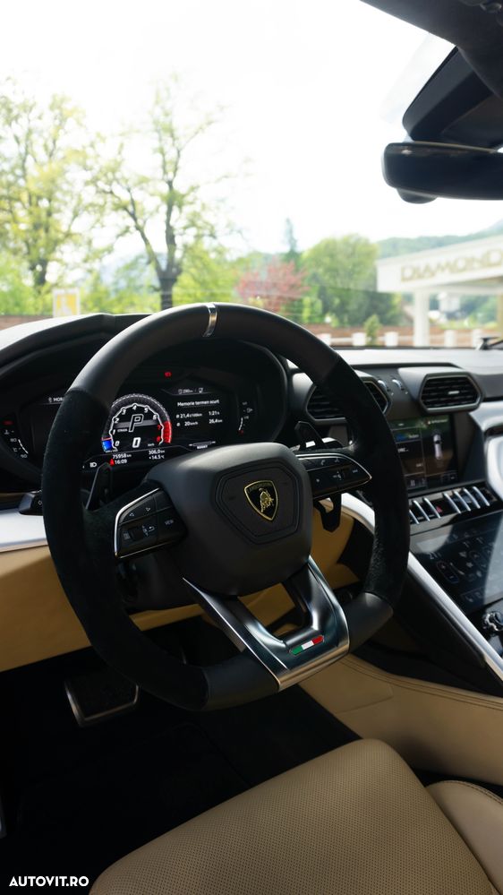 Lamborghini URUS - 13