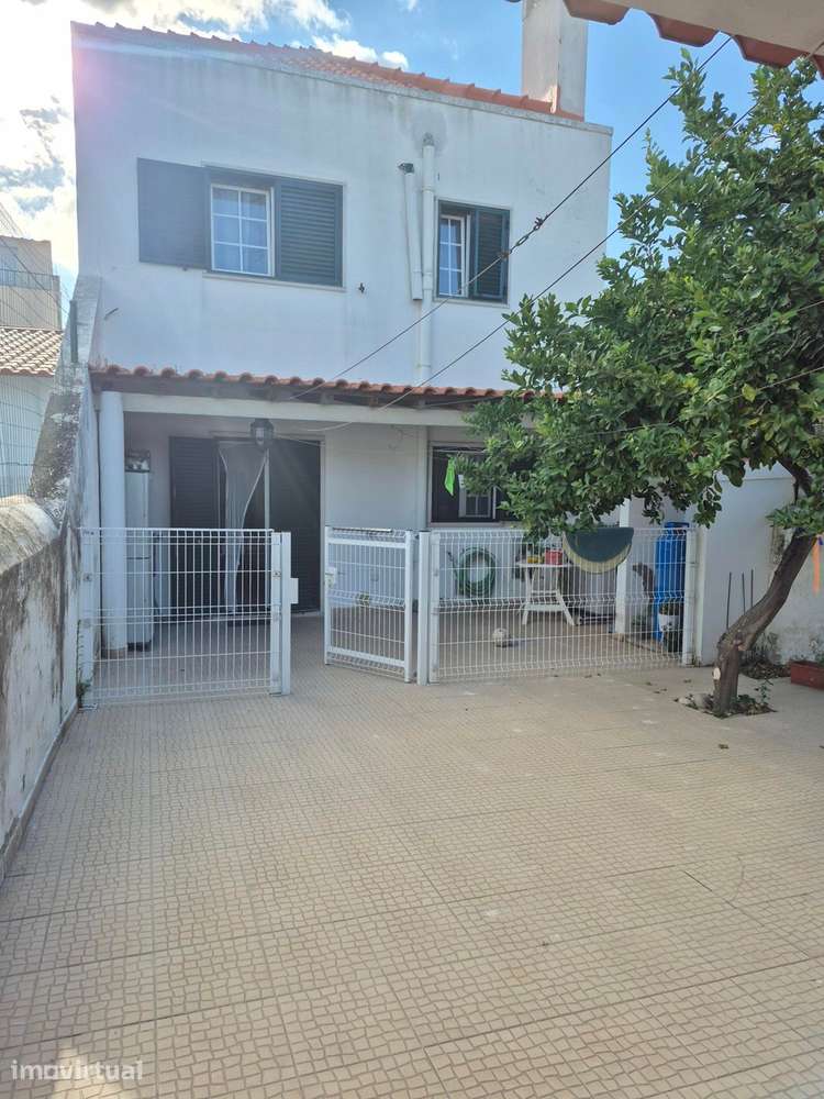 Moradia T3+1 | Semi Remodelada | Logradouro - Grande imagem: 2/14