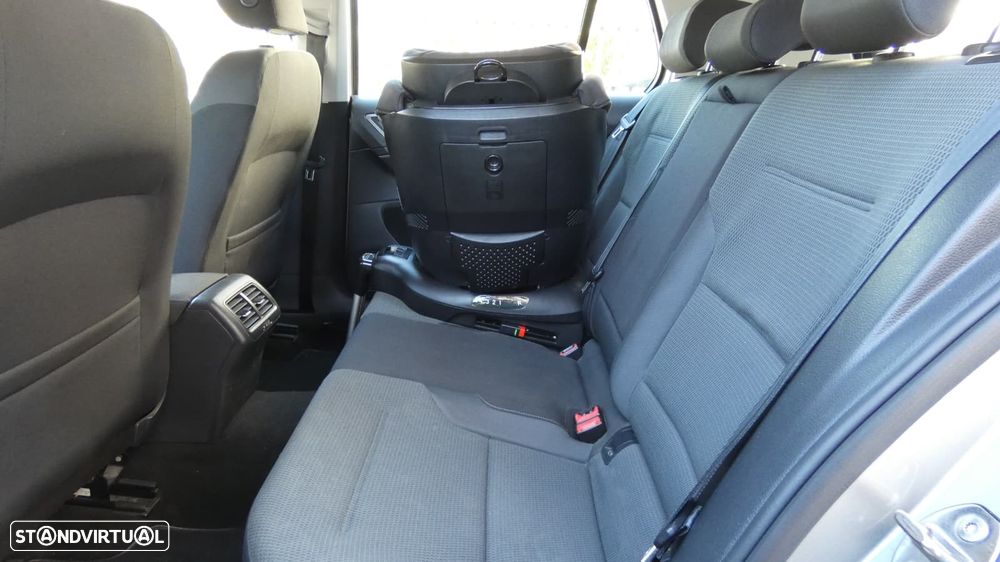 VW Golf 1.6 TDi Trendline BlueMotion - 6