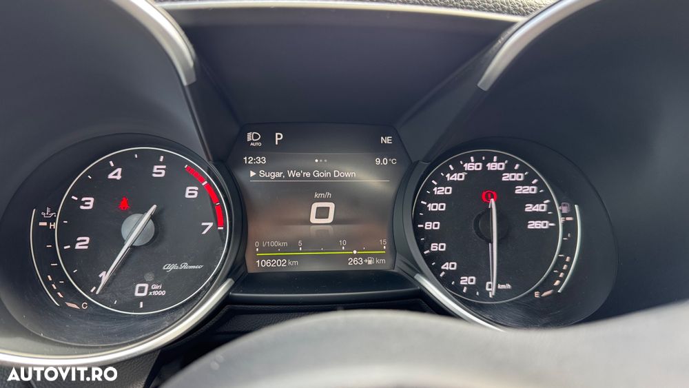 Alfa Romeo Giulia 2.0 Turbo RWD AT8 - 12