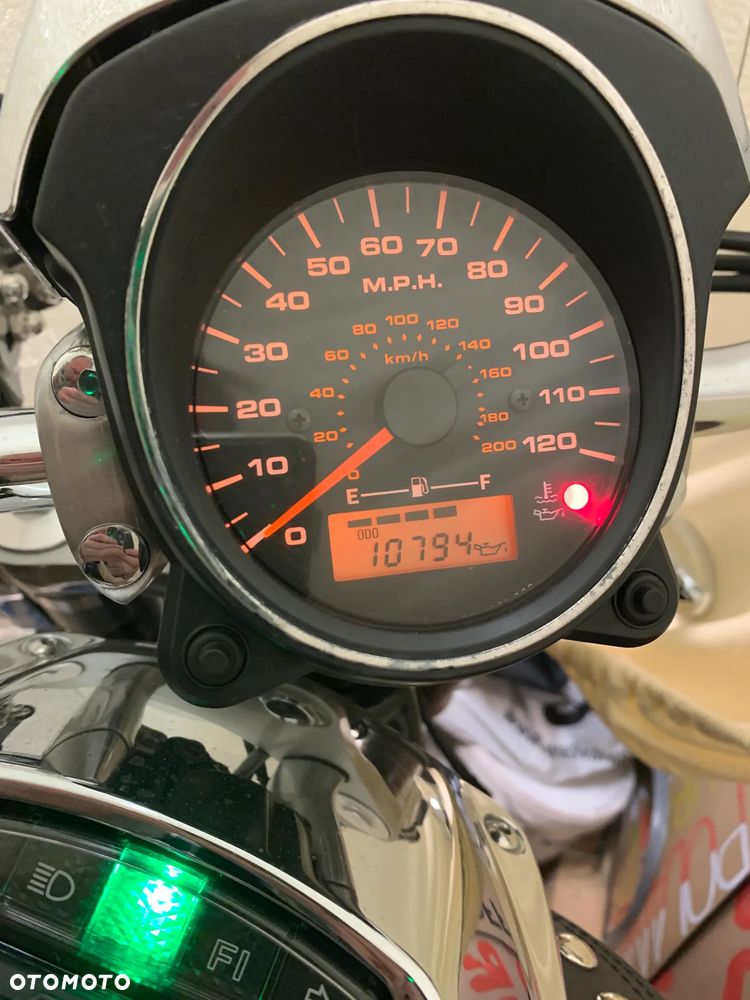 Suzuki Intruder - 13