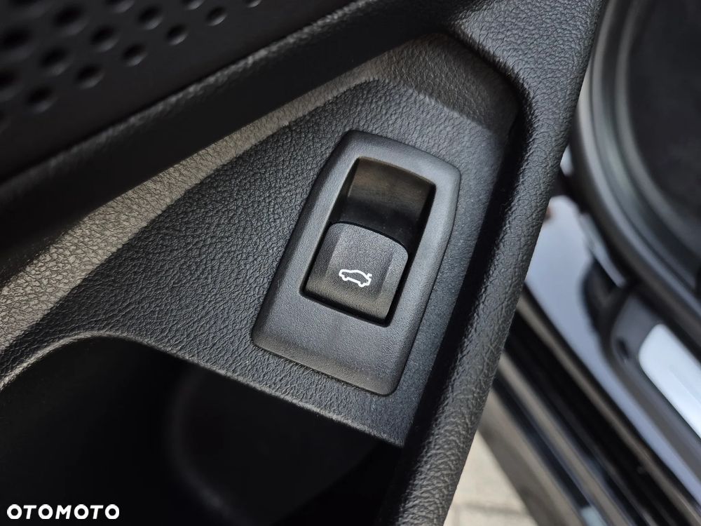 BMW Seria 3 330i Sport Line - 23