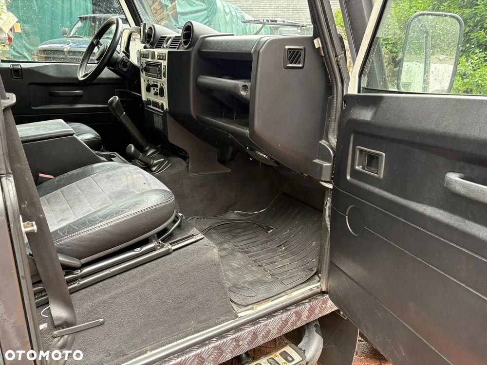Land Rover Defender 110 SE - 32