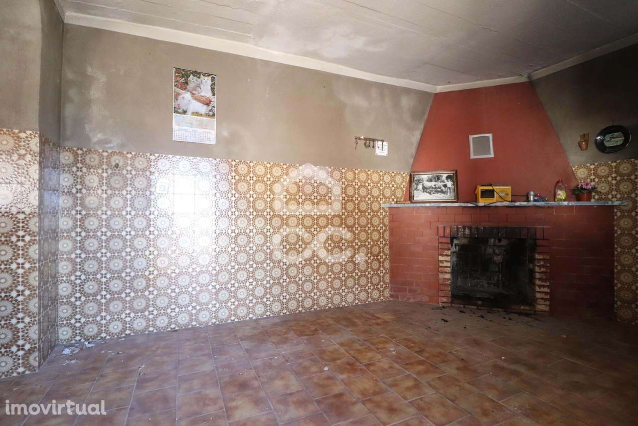 Moradia T3 com terraços, logradouro e garagem para recuperar na Vila d - Grande imagem: 5/23