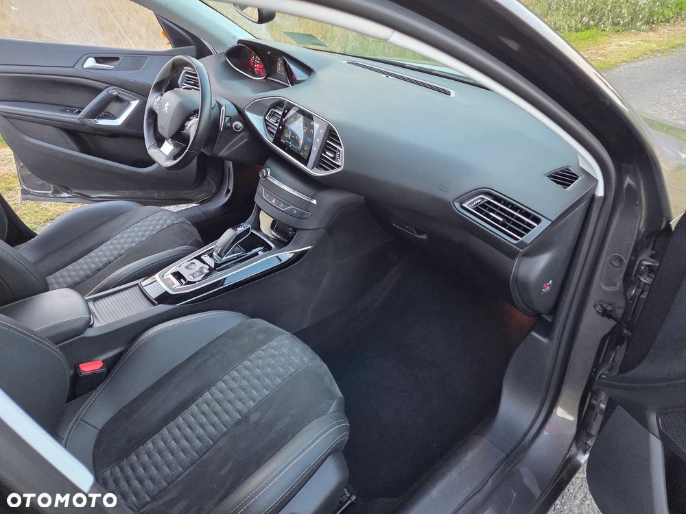 Peugeot 308 1.2 PureTech GPF Road Trip S&S EAT8 - 20