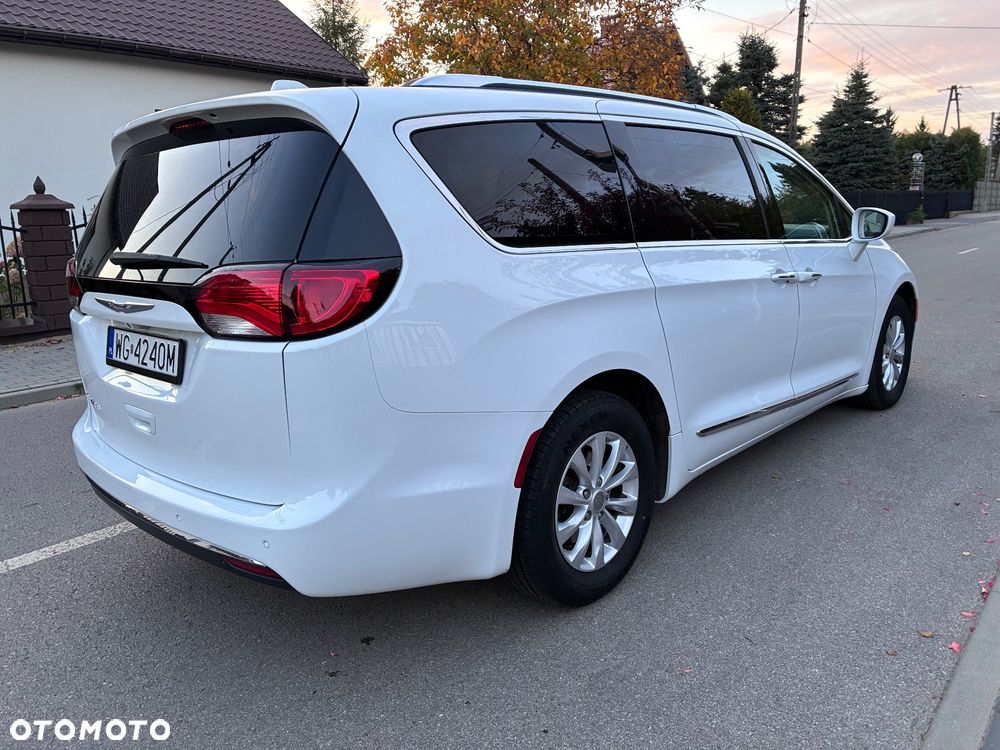 Chrysler Pacifica - 5