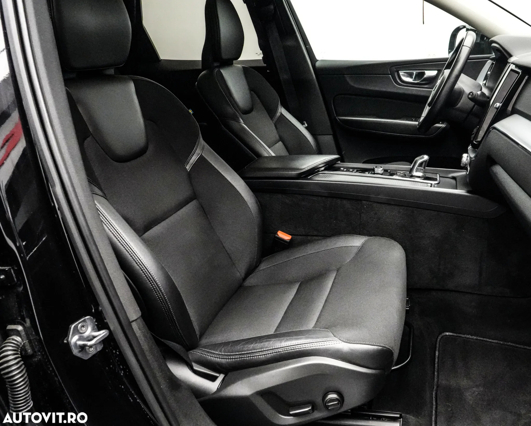 Volvo XC 60 T8 Twin Engine AWD Momentum Pro - 16