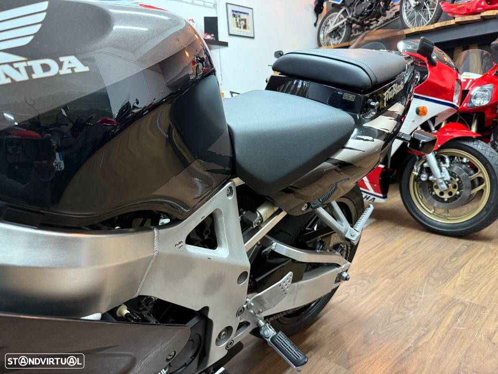 Honda CBR 900 RR - 21