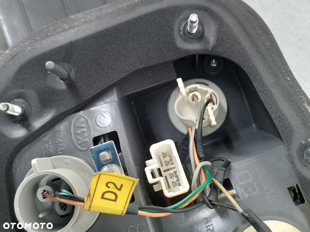 LAMPA TYLNA PRAWA KIA MAGENTIS II ( 05-08 ) SEDAN - 2
