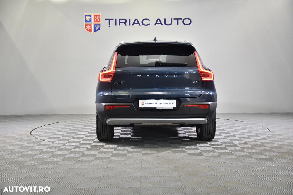 Volvo XC 40 B4 AT8 AWD Mild Hybrid Momentum Pro - 4