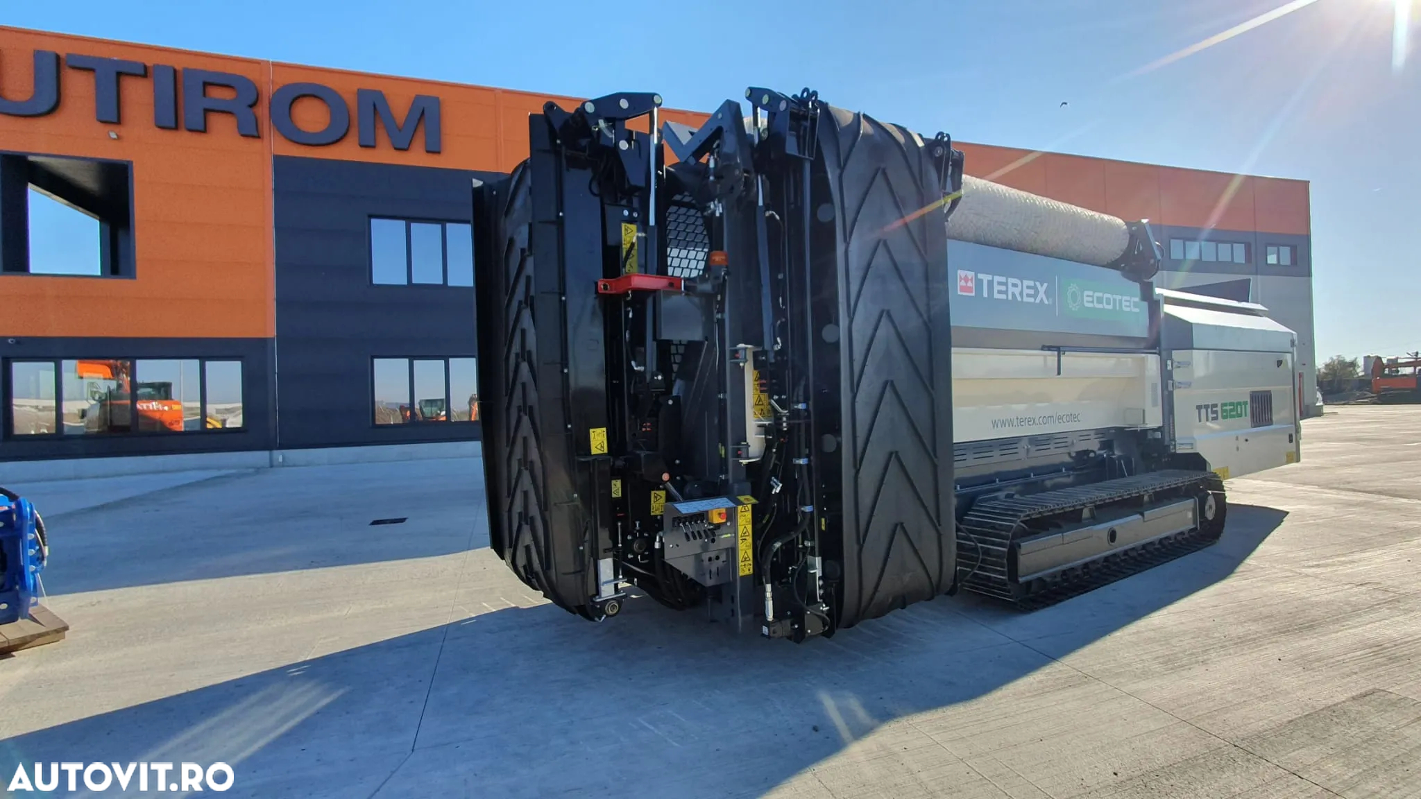 Terex CIUR MOBIL PE SENILE CU 2 BENZI - 5.5 m3, lungime tambur 5.5m, masa operationala 24t - buncar alimentare 4x1.8m - capacitate procesare - motor CAT 137HP - produs in Irlanda - garantie 12 luni - posibilitate leasing - PROMOTIE 245.000 EUR + TVA - 7