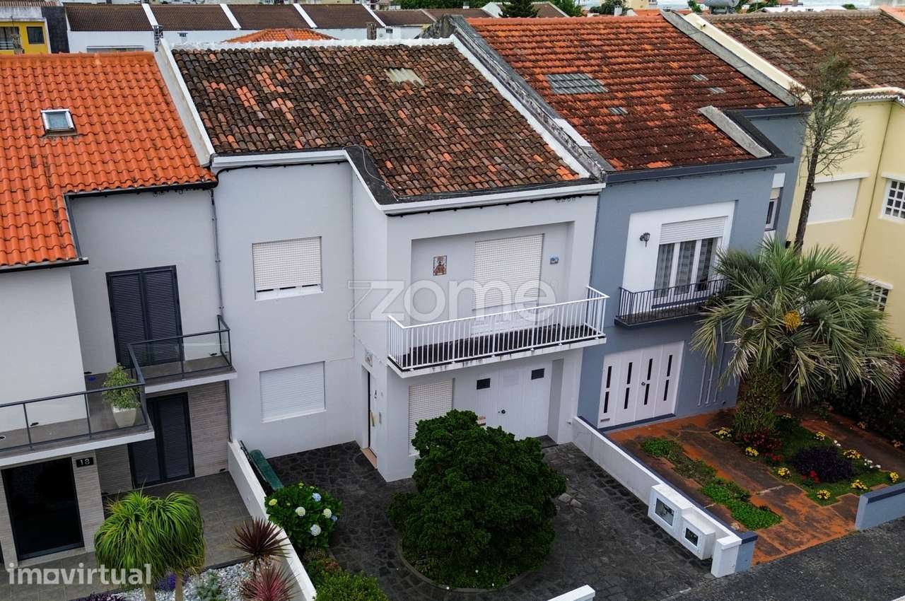 Moradia T4+1 com Garagem e Jardim em Ponta Delgada - Grande imagem: 2/44