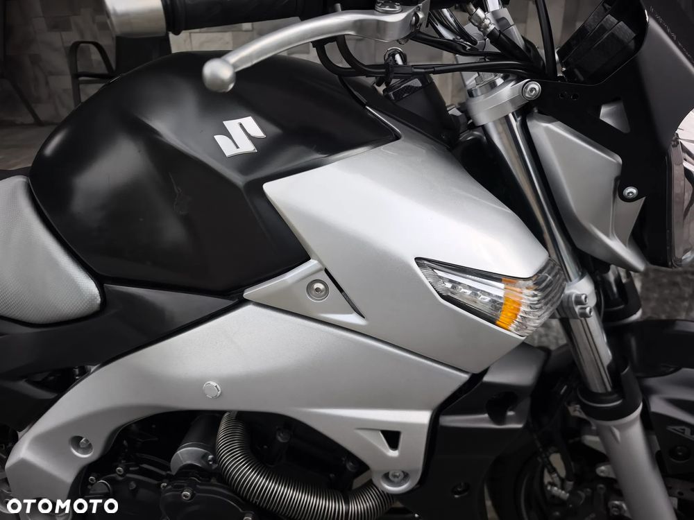 Suzuki GSR - 24