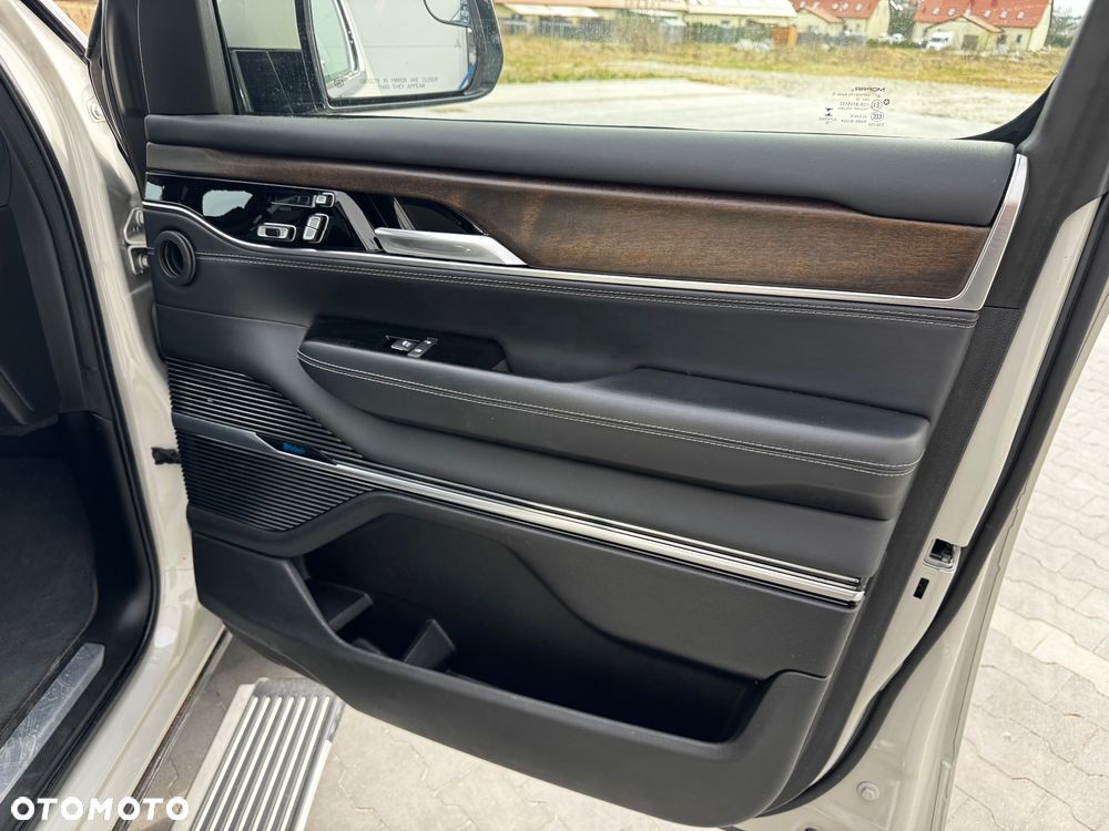 Jeep Grand Wagoneer - 15