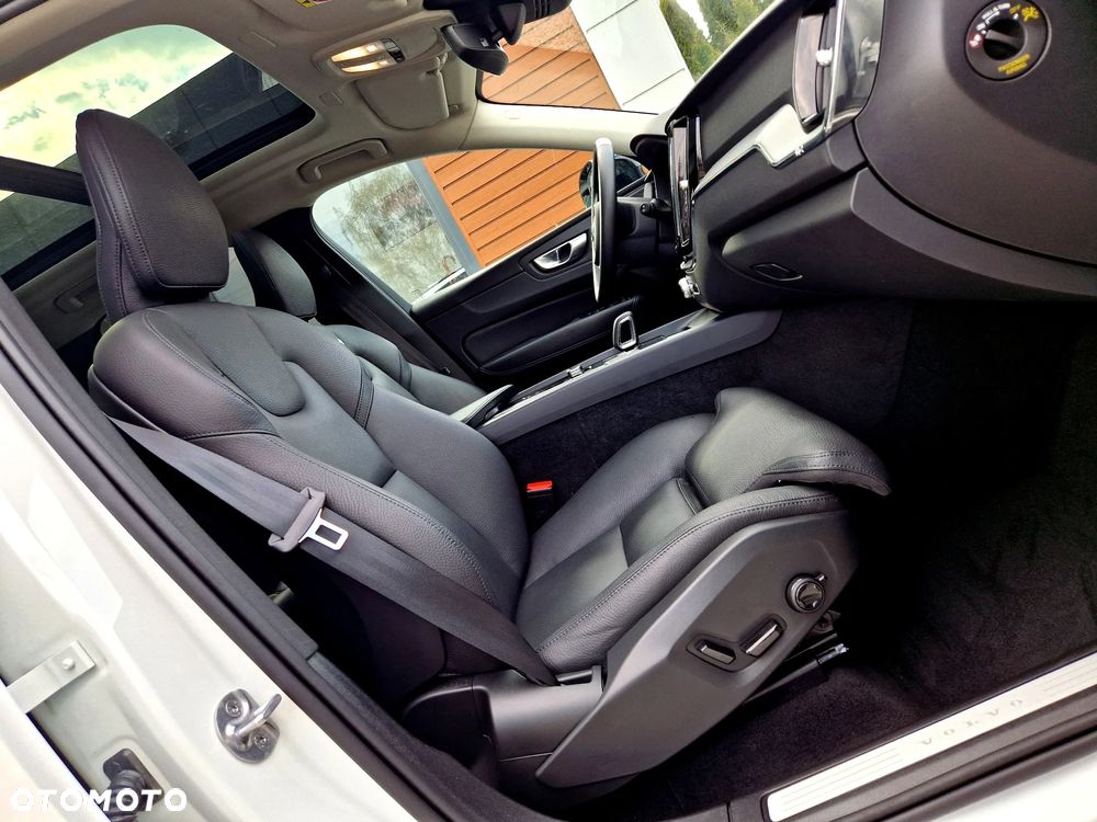 Volvo XC 60 B4 D Plus Dark - 11