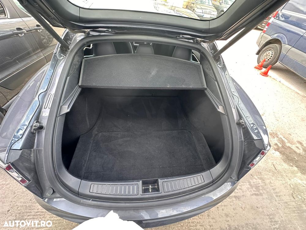 Tesla Model S - 8