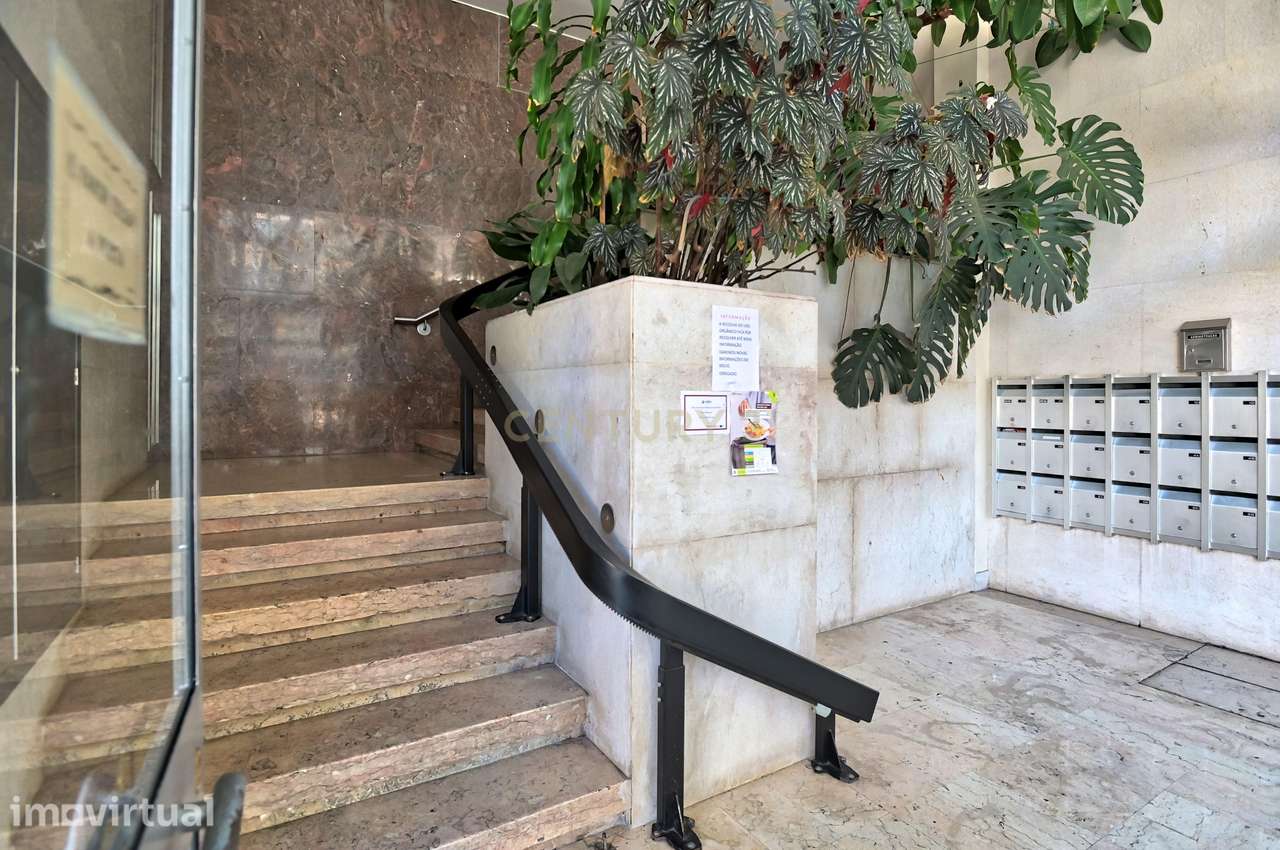 Apartamento T2 para arrendar em Lisboa na zona de São Domingos de Benf - Grande imagem: 2/23