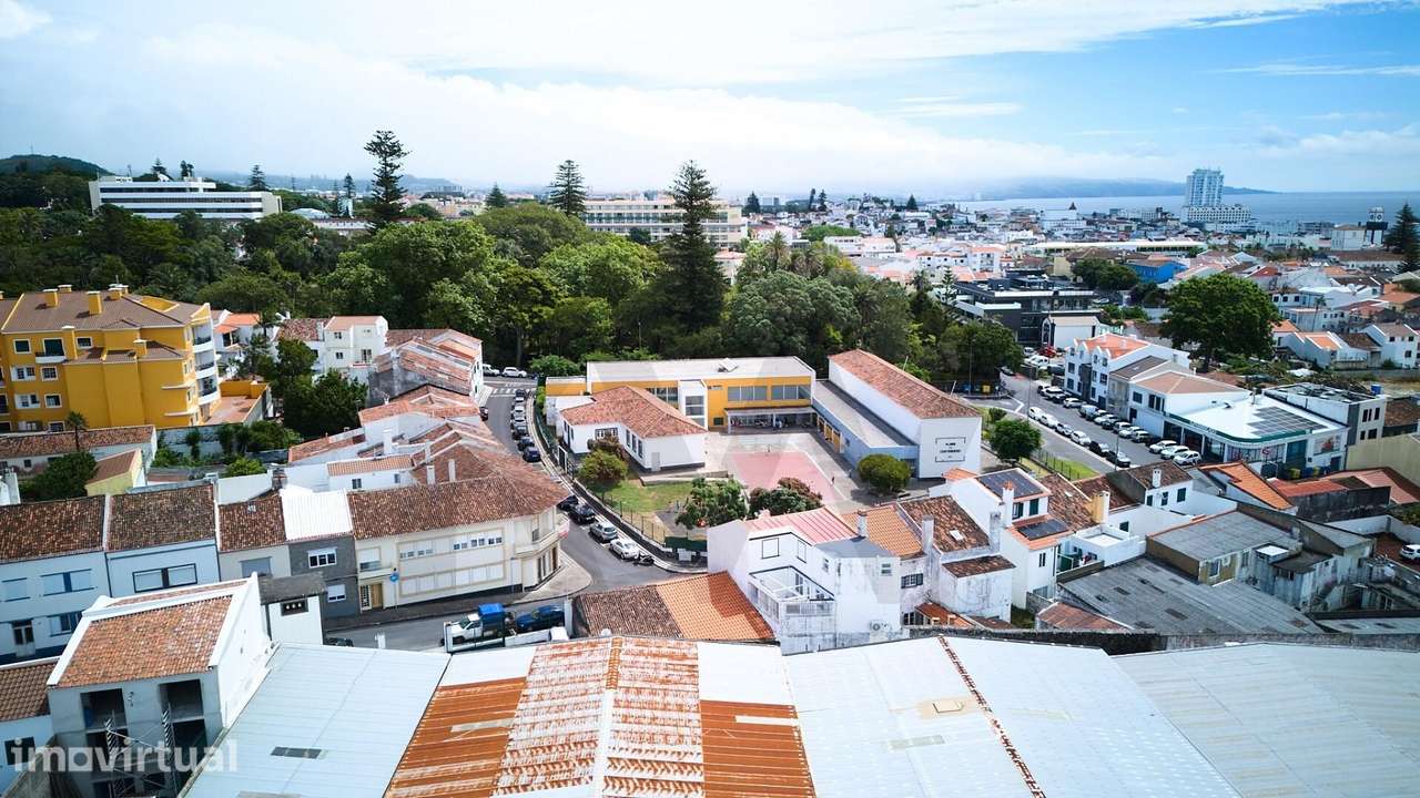 Apartamento no centro de Ponta Delgada com potencial de duplicar área - Grande imagem: 3/29