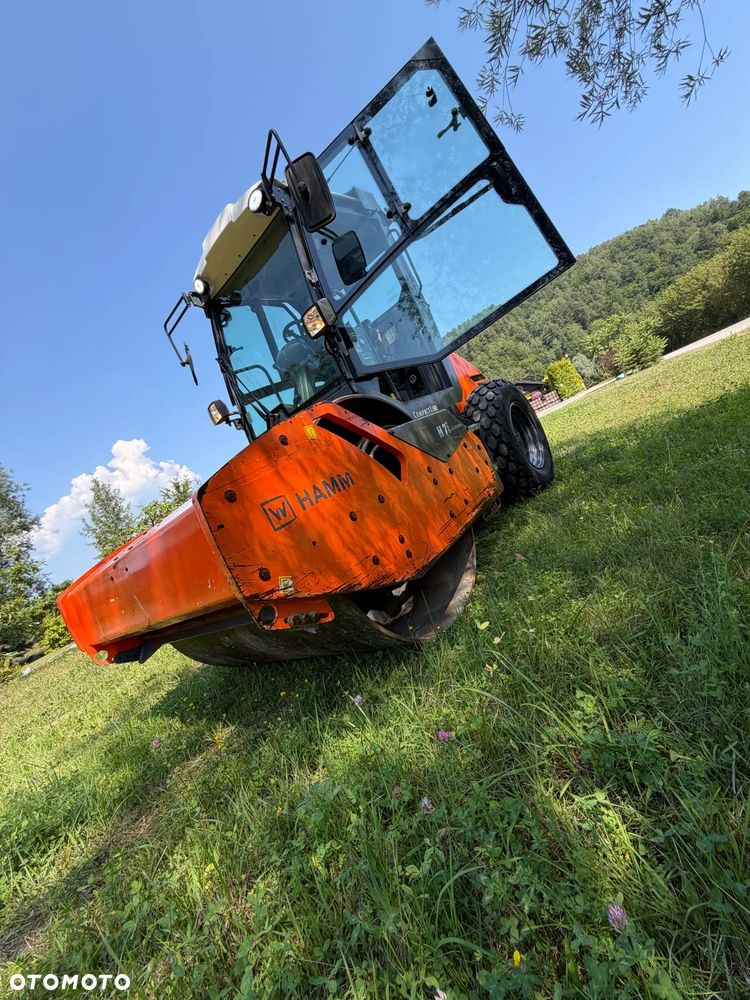Hamm H 7i Walec Terenowo Drogowy Guma Stal. 6,5 tony 8ton. Import Norwegia 2017 rok. 1600 mtg. silnik KUBOTA 4cyl. Maszyna nie różni się od Nowej z salonu! Klimatyzacja wentylacja. Serwisy w Dekra AKTUALNE. Zero zniszczeń IGŁA !! Gotowy do długiej pracy. Po dużych serwisach eksploatacyjnych w Norwegii. Walec z Upadłości od pierwszego właściciela. Jego historia od nowosci to jedna inwestycja miejska! Jedyna taka okazja! Szerokość 168cm. Bardzo mały walec a moc Potężna! Full Wypas Wersja Norweska. Opony piękny stan. Ani deka luzów i wycieków. OKAZJA - 39