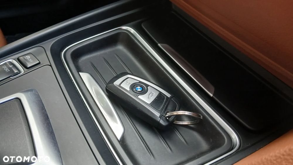 BMW Seria 3 330d Sport-Aut Luxury Line - 37