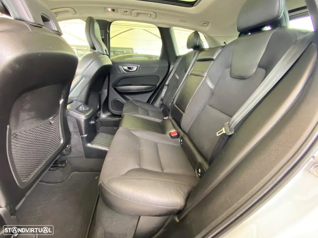 Volvo XC 60 2.0 T8 PHEV Momentum Plus AWD - 10