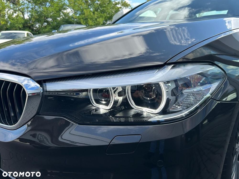 BMW Seria 5 530i GPF xDrive Sport Line sport - 33