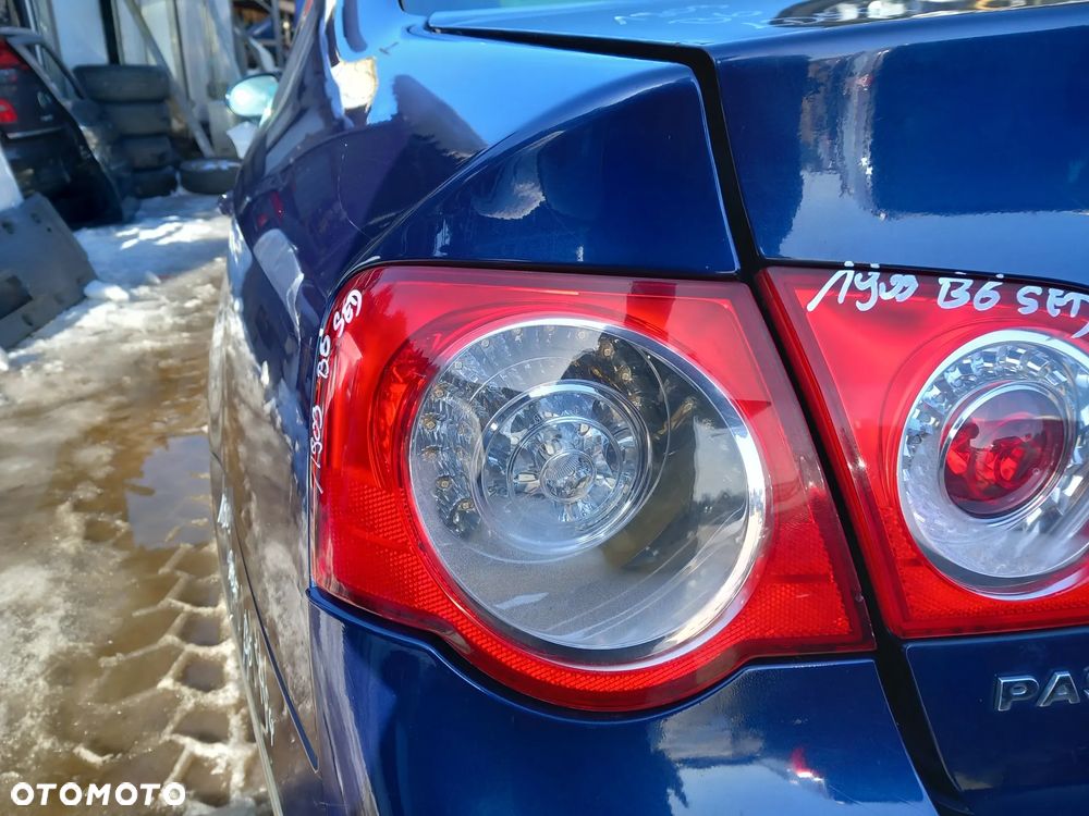 VW PASSAT B6 LAMPA LEWA TYLNA LEWY TYŁ W BŁOTNIK SEDAN - 1