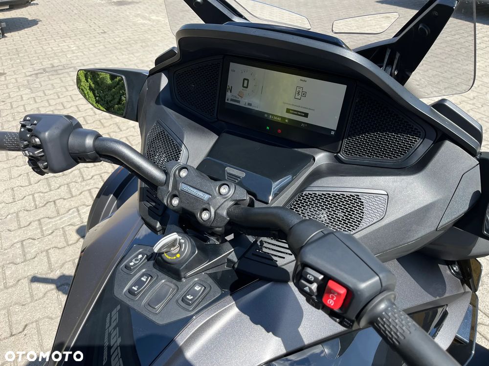 Can-Am Spyder - 10